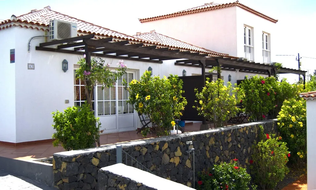 Casas blancas de Dulce Valle con terrazas y flores