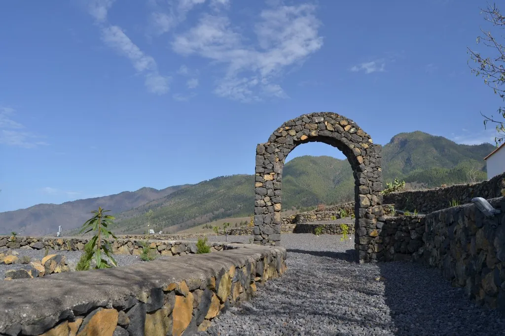 Arco de piedra volcánica en los jardines