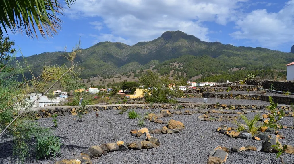 Vistas a las montañas del valle de Aridane desde Dulce Valle