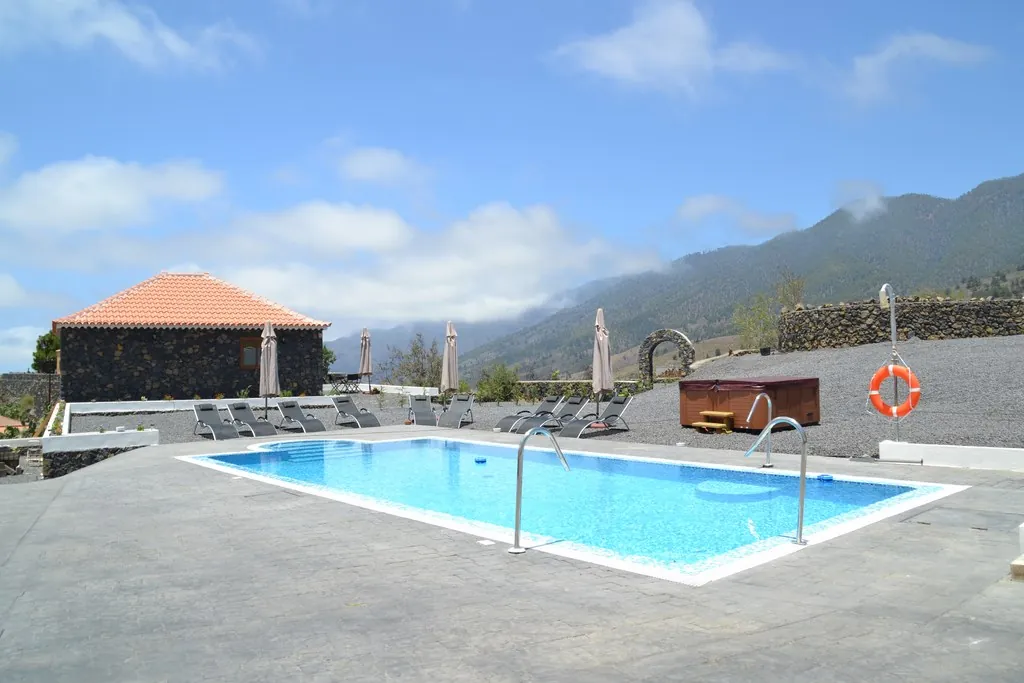 Piscina junto a la casa rural de piedra
