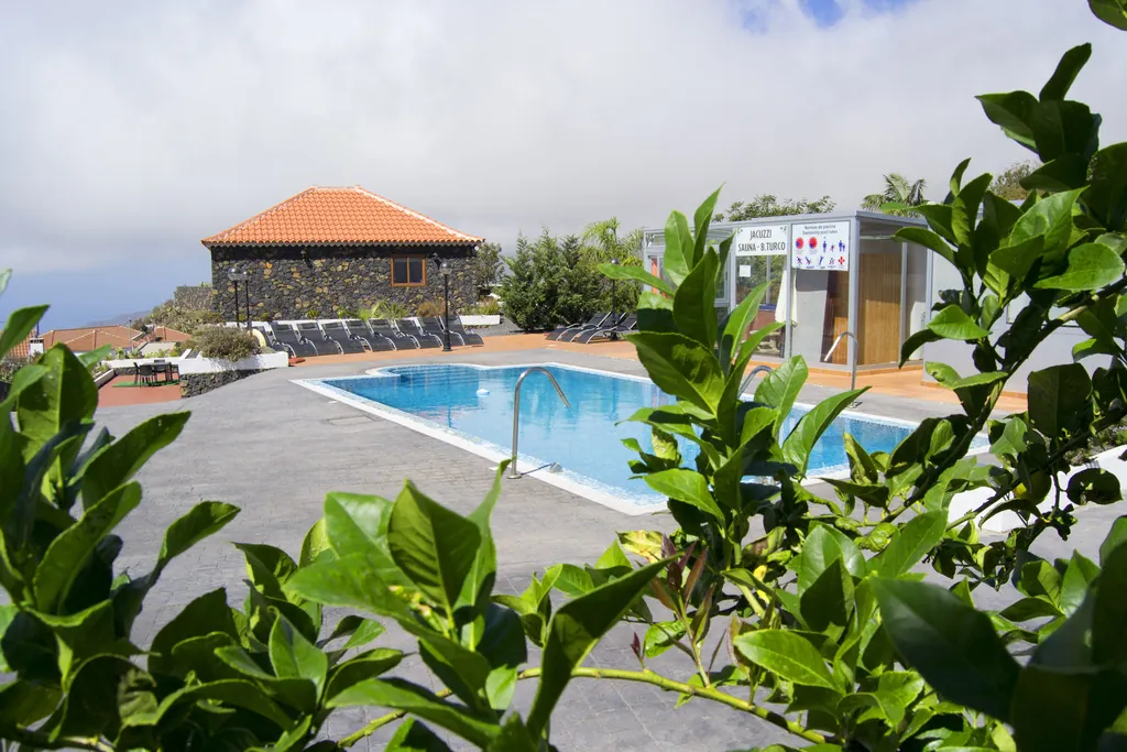 Piscina entre los jardines