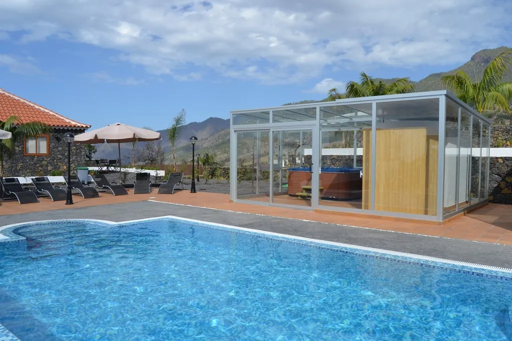 Piscina con el pabellón del SPA y las montañas