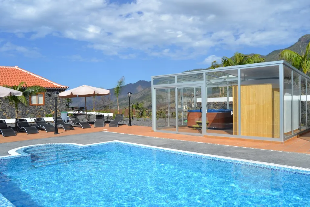 Piscina y pabellón del SPA de Dulce Valle